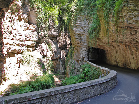 Die Strada della Forra - eine der vielen schoenen Bergstrassen am Gardasee, Italien