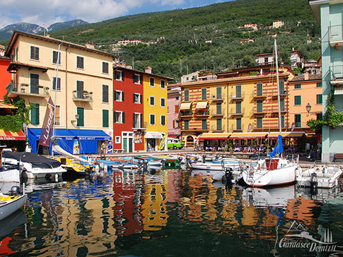 Am Hafen im Zentrum von Castelletto di Brenzone, Gardasee, Italien