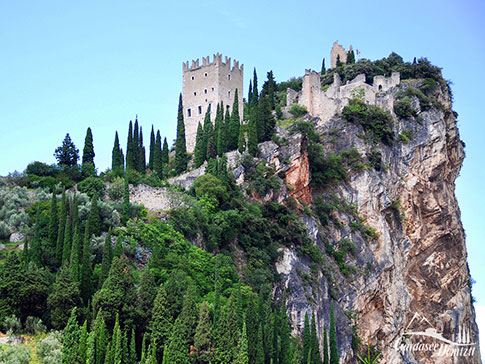 Das Castello di Arco hoch über dem Zentrum von Arco am Gardasee