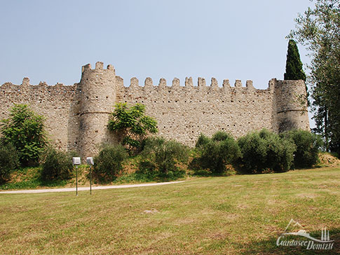 Majestätisch wirkt die Mauer der Burg von Moniga del Garda von außen