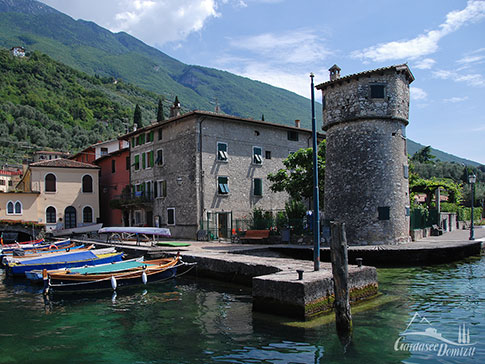 Der mittelalterliche Hafen von Cassone am Gardasee, Italien