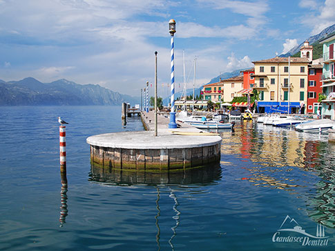 Sommer am Hafen von Castelletto di Brenzone, Gardasee, Italien