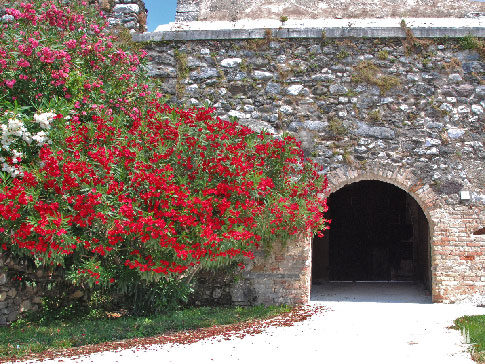 Eingang zum Castello in Puegnago sul Garda am Gardasee