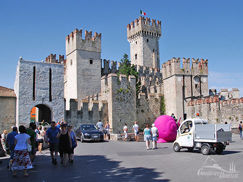 Zugang zur historischen Altstadt von Sirmione nur durch das Castello, Gardasee, Italien