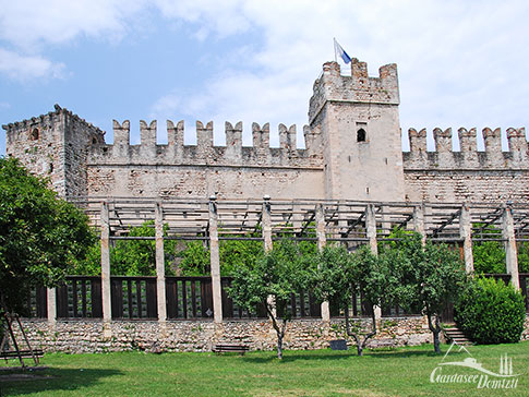 Das Castello di Torri del Benaco mit der Limonaie, Gardasee Ostufer, Italien