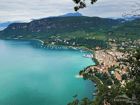 Blick von der Rocca di Garda auf Garda und den Gardasee, Italien
