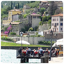 Romantische Restaurants an der Pferpromenade von Gargnano Gargnano, Gardasee