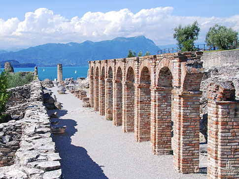 Die roemische Villa Grotten des Catull in Sirmione, Gardasee, Italien