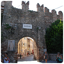 Der Eingang in die Altstadt von Lazise Stadtmauer, Lazise, Gardasee