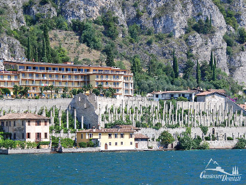 Zitronen-Gewächshäuser in Limone sul Garda am Gardasee, Italien