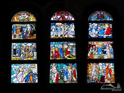 Die bunten Fenster der Felsenkirche Madonna della Corona, Gardasee, Italien