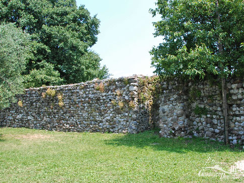 Reste der Burgmauer in Puegnago sul Garda am Gardasee, Italien