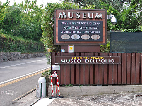Einfahrt zum Oelmuseum in Cisano di Bardolino, Ostufer Gardasee, Italien