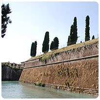 Die massiven Festungsmauern von Peschiera del Garda Peschiera del Garda, Gardasee