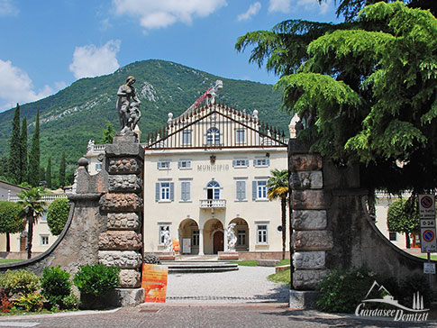 Eingang zum Garten der Villa Carlotti - Rathaus von Caprino Veronese, Ostufer Gardasee, Italien
