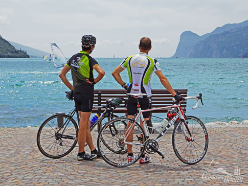 Radfahrer in Torbole am Nordufer des Gardasees, Italien