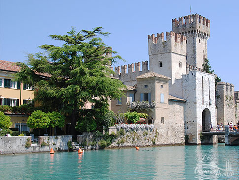 Das Castello di Sirmione am Eingang zur Altstadt am Gardasee, Burg, Italien