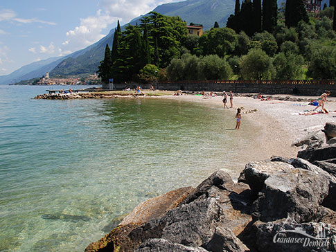 Am Strand von Val di Sogno, einem Ortsteil von Malcesine am Gardasee, Italien