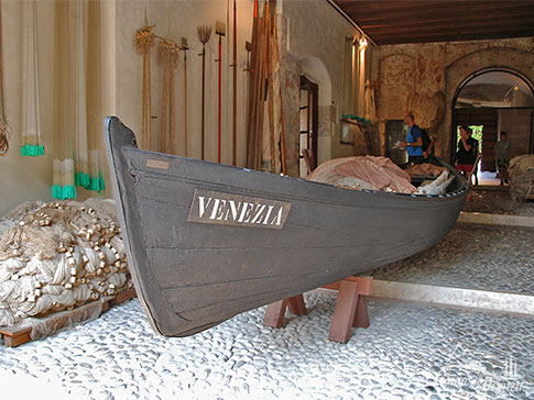 Historisches Fischerboot im Museum fuer Fischerei und Landwirtschaft im Castello di Torri del Benaco, Gardasee Ostufer, Italien