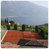 Viele Tennisplätze in Tremosine Tennisplatz, Tremosine, Gardasee, Italien