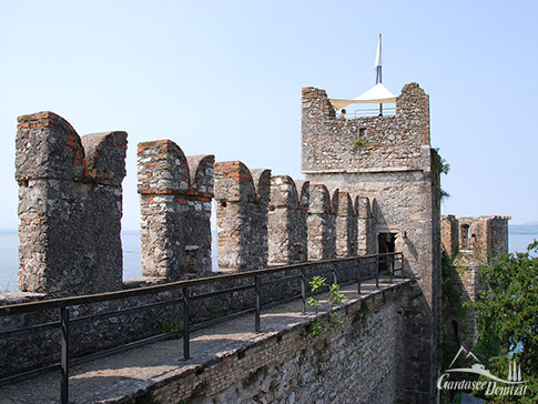 Rundgang auf der Mauer des Castello Scaligero in Torri del Benaco am Gardasee
