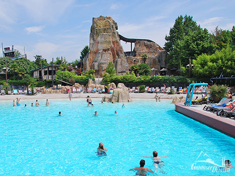 Einer der vielen Pools und Schwimmbecken im Wasserpark Caneva Aquapark, Gardasee, Italien