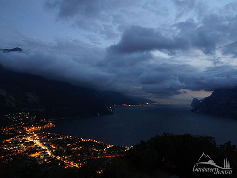 Abendliche Aussicht vom Monte Brione auf Torbole und den Gardasee, Italien