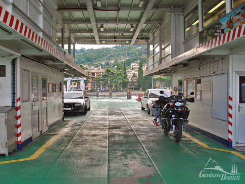 Mit Auto oder Motorrad auf der Fähre über den Gardasee, Italien