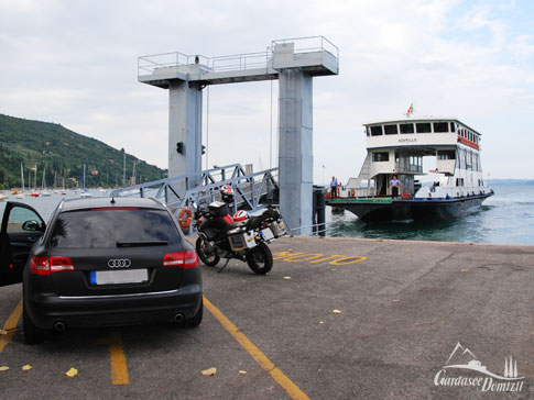 Fähre über den Gardasee, Navigarda, Torri del Benaco, Italien