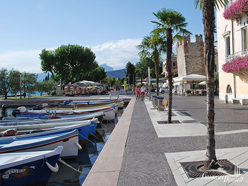 An der langen Promenade von Bardolino am Gardasee-Ostufer, Italien