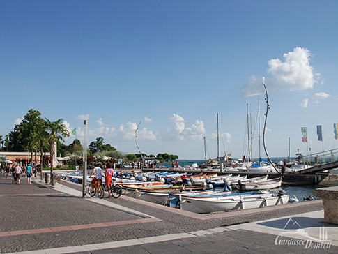 Fischerboote im kleinen Hafen von Bardolino am Gardasee Ostufer, Italien