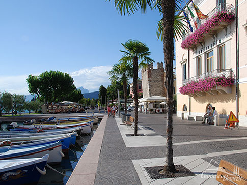 Die lange Promenade von Bardolino am Gardasee Ostufer, Italien