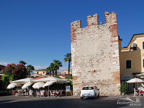 Der alte Wehrturm Torre Catullo an der Promenade von Bardolino am Gardasee, Italien