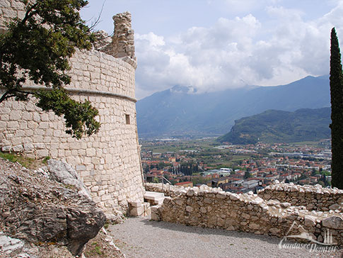 Aussicht von der Bastione auf Riva del Garda am Gardasee