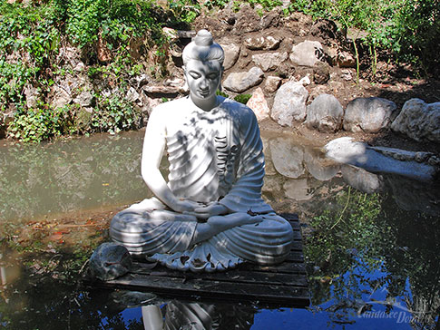 Asiatische Skulptur im Botanischen Garten Fondazione Andre Heller in Gardone Riviera am Westufer des Gardasees, Italien