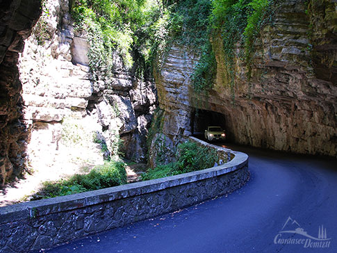 Fahrt durch die Brasaschlucht - Eine der schoensten Strassen am Gardasee, Italien