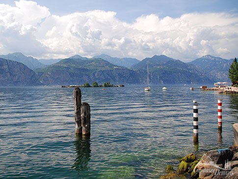 Blick von Assenza auf den Gardasee und zur Isola del Trimelone, Italien