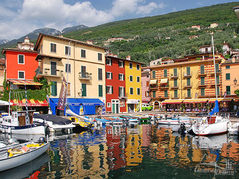 Einer der vielen kleinen Haefen von Brenzone am Ostufer des Gardasees, Italien