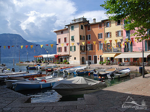 Der Hafen von Porto di Brenzone, Gardasee, Italien