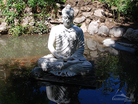 Fernöstliche Buddha-Statue im Botanischen Garten Andre Heller am Gardasee