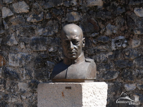 Bueste von Gabriele D'Annunzio vor dem Eingang des Vittoriale degli Italiani, Gardone, Gardasee