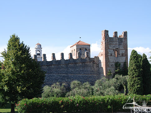 Die alten Mauern der Burg von Lazise bestimmen die Silhouette des Ortes am Gardasee, Italien