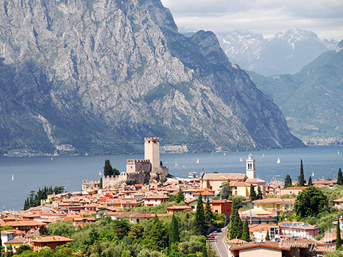 Die Burg überragt Malcesine - Blick von der Panoramastraße auf Malcesine und den Gardasee