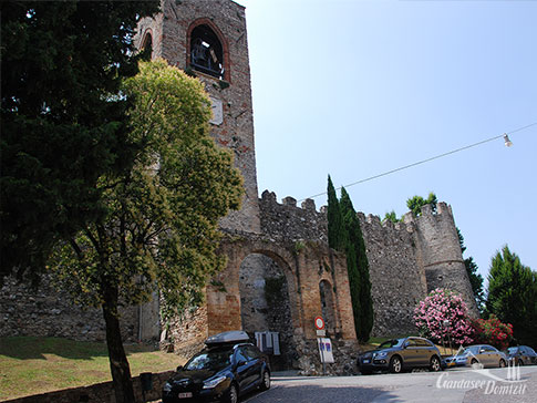 Der Eingang zur Burg von Moniga del Garda am Gardasee