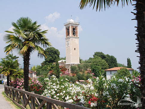 Der Glockenturm an den Mauern der Burg von Puegnago sul Garda, Gardasee, Italien