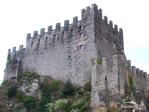 Das imposante Castello di Tenno, Gardasee