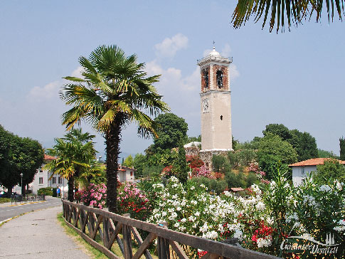 Der markante Torre Campanaria in Puegnago sul Garda am Gardasee
