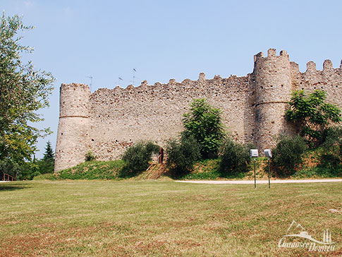 Eine der vielen Burgen im Valtenesi am Westufer des Gardasees, Italien