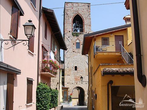Dichte Bebauung in der Burg von Moniga del Garda am Gardasee