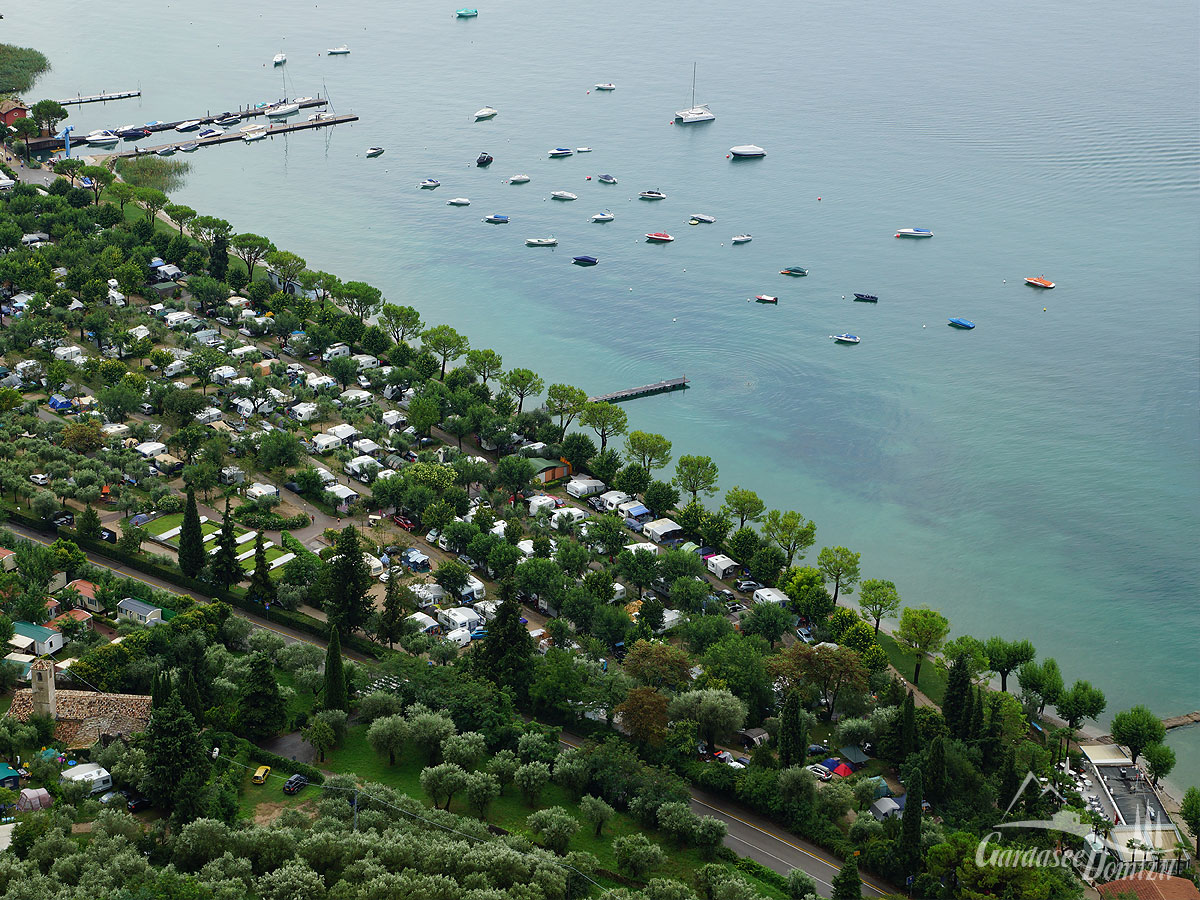 Viele der Campingplätze am Gardasee liegen direkt am Ufer
